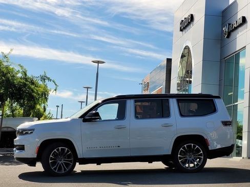 New 2023 Jeep Grand Wagoneer Series III AWD/4WD image 8