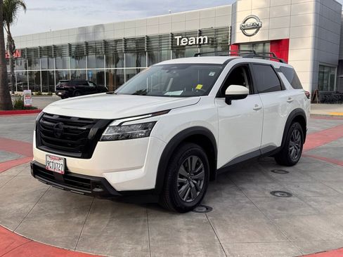 Certified 2022 Nissan Pathfinder SV w/ SV Black Package image 4