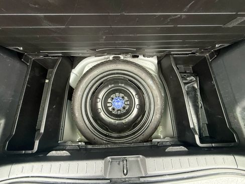 Used 2010 Toyota Yaris 4-Door Hatchback image 12