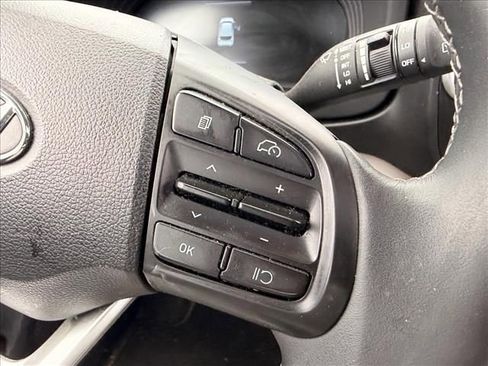Used 2025 Hyundai Venue SEL FWD image 19