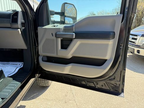 Used 2022 Ford F250 XLT w/ Black Appearance Package AWD/4WD image 8