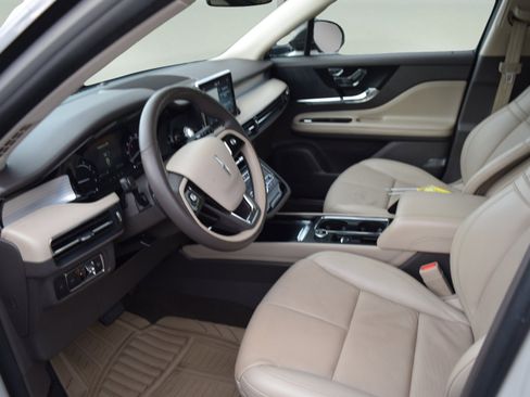 Used 2021 Lincoln Corsair AWD w/ Premium Package image 9