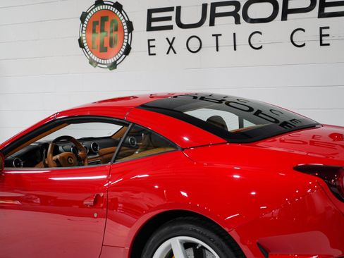 Used 2015 Ferrari California T RWD image 35