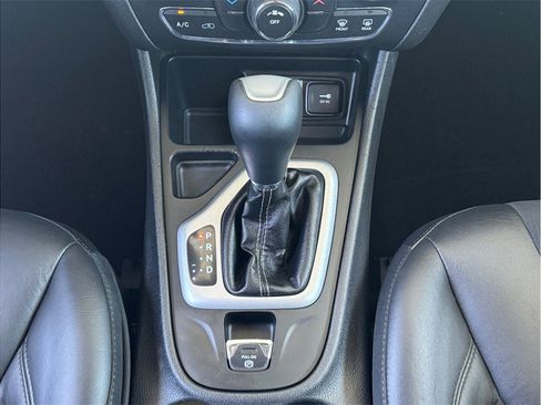 Used 2018 Jeep Cherokee Latitude Plus FWD image 11