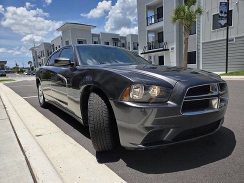 Used 2014 Dodge Charger SE RWD image 4