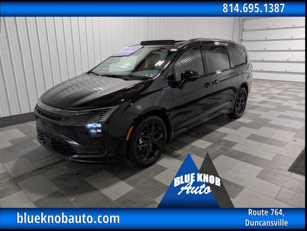 Used 2027 Chrysler Pacifica Limited FWD image 1
