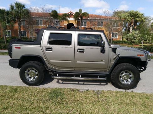 Used 2005 HUMMER H2 SUT w/ Preferred Equipment Group AWD/4WD image 2