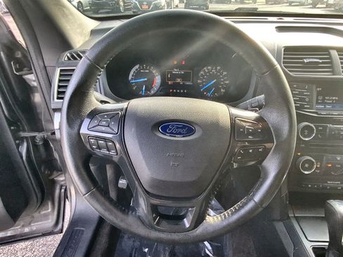 Used 2017 Ford Explorer XLT FWD image 11
