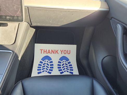 Used 2022 Tesla Model Y Long Range image 11