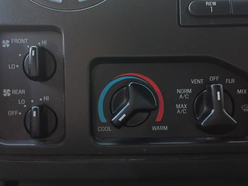 Used 2014 Ford E-350 and Econoline 350 XLT image 21