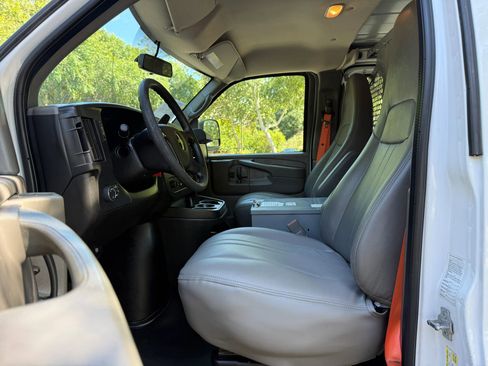 Used 2015 Chevrolet Express 2500 RWD image 9
