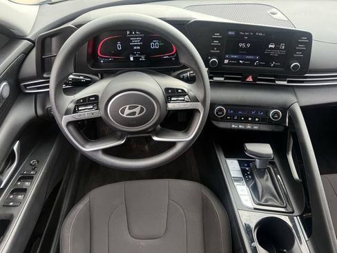 Used 2025 Hyundai Elantra Blue image 11