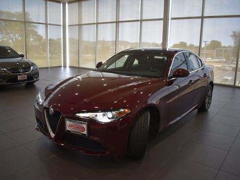 Used 2018 Alfa Romeo Giulia AWD image 3