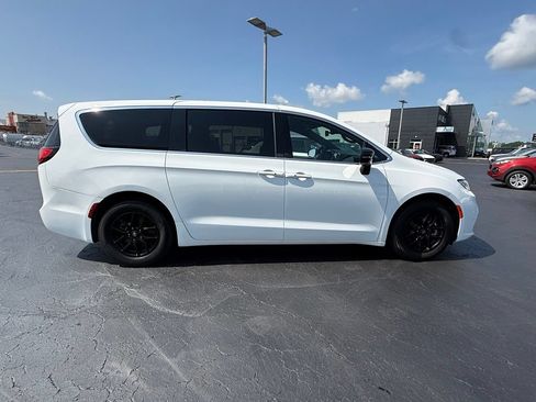 Used 2026 Chrysler Pacifica Select FWD image 9