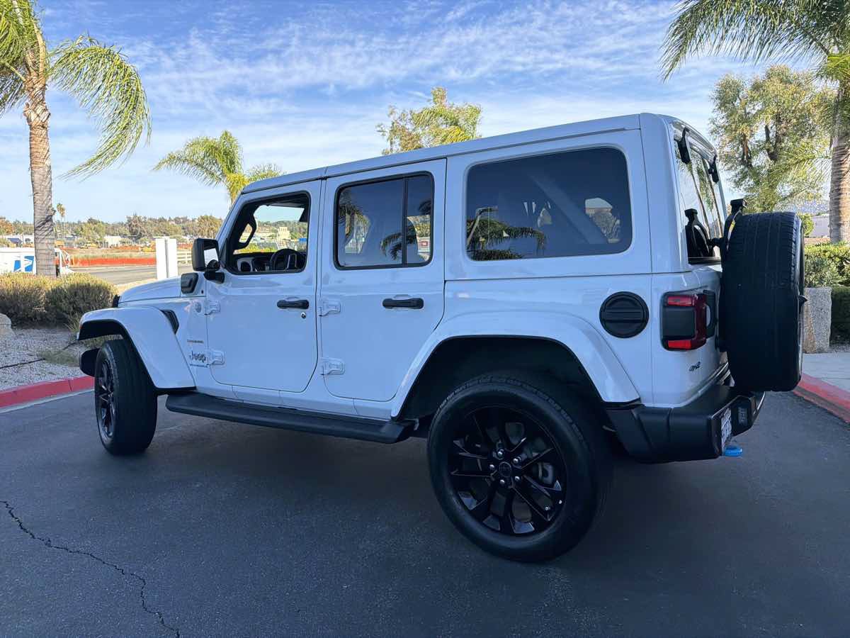 Used 2024 Jeep Wrangler Unlimited Sahara w/ Technology Group AWD/4WD image 14