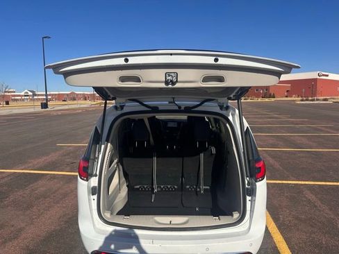 Used 2024 Chrysler Pacifica Touring-L image 44