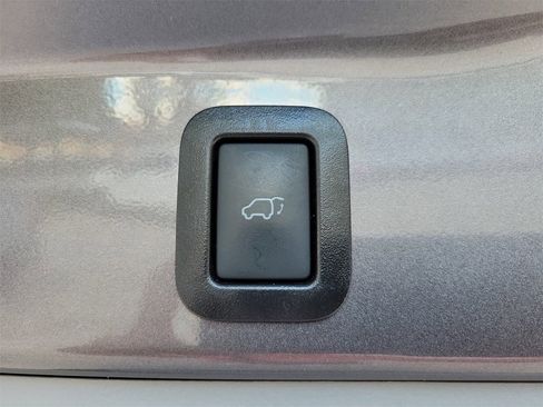 Used 2019 Toyota Highlander XLE image 10