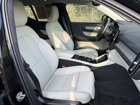 Certified 2025 Volvo XC40 B5 Plus w/ Protection Package Premier image 35