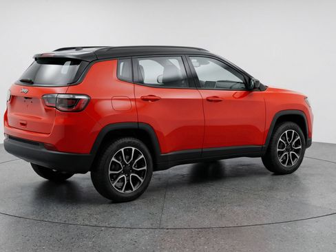 Used 2025 Jeep Compass Trailhawk AWD/4WD image 9