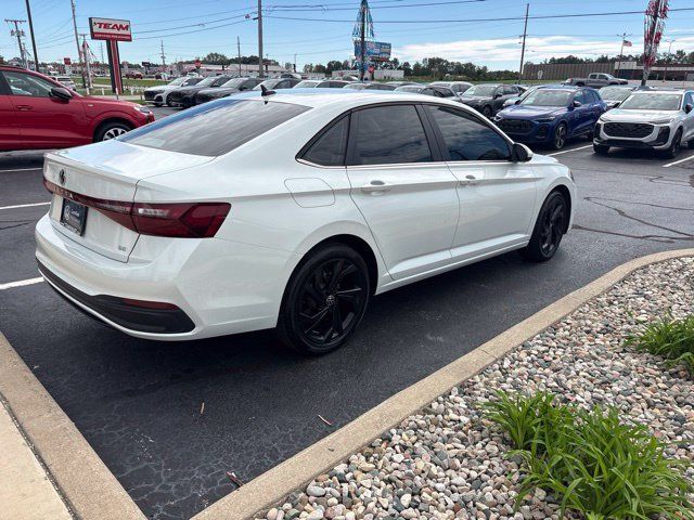 Used 2025 Volkswagen Jetta SE FWD image 5