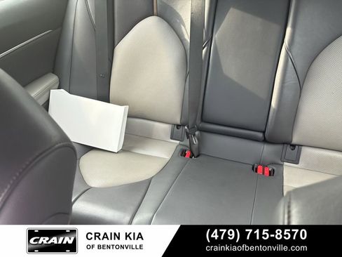 Used 2020 Toyota Camry XLE FWD image 17