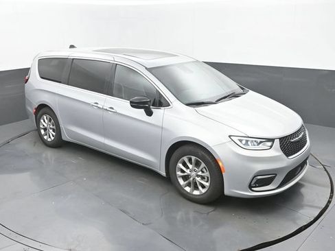 Used 2026 Chrysler Pacifica Limited FWD image 13