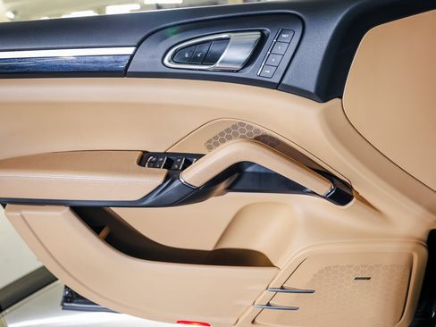 Certified 2017 Porsche Cayenne Platinum Edition image 24