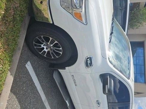 Used 2017 Nissan Titan SV image 7