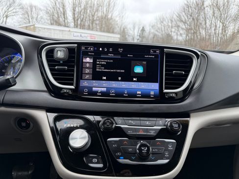 Used 2022 Chrysler Pacifica Touring-L image 16