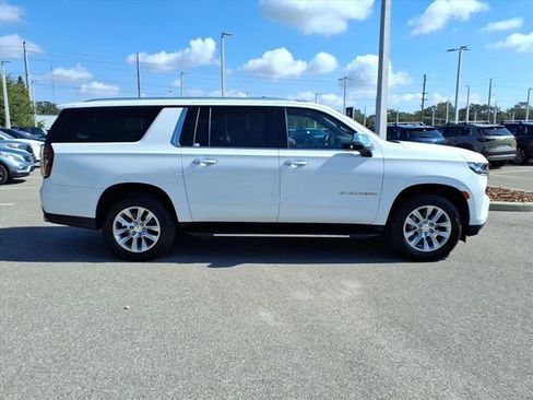 Used 2023 Chevrolet Suburban Premier image 3