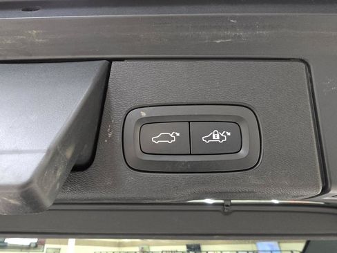 Used 2018 Volvo XC60 T5 Momentum w/ Convenience Package AWD/4WD image 15