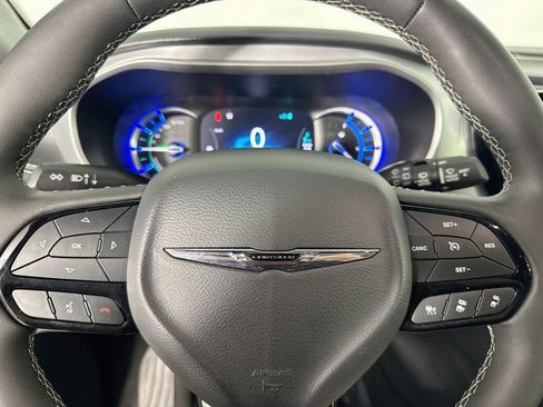Used 2024 Chrysler Pacifica Limited FWD image 16