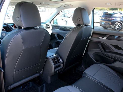 New 2026 Volkswagen Tiguan SE FWD image 24