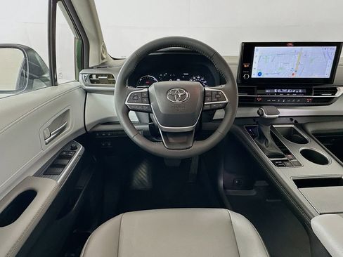Used 2025 Toyota Sienna XLE w/ XLE Plus Package image 23