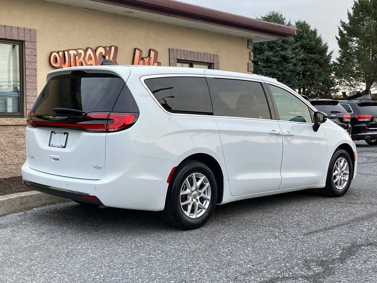 Used 2024 Chrysler Pacifica Touring-L FWD image 2