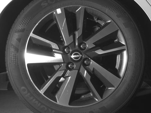 Used 2025 Nissan Versa SV w/ Trunk Package image 15