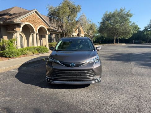 Used 2021 Toyota Sienna XLE FWD image 5