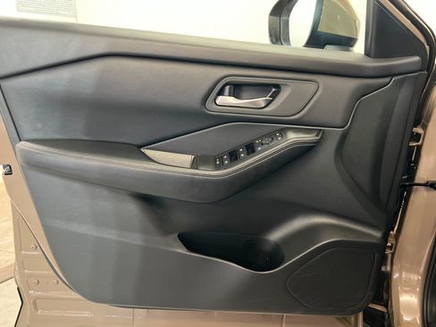 Used 2024 Nissan Rogue SV FWD image 15