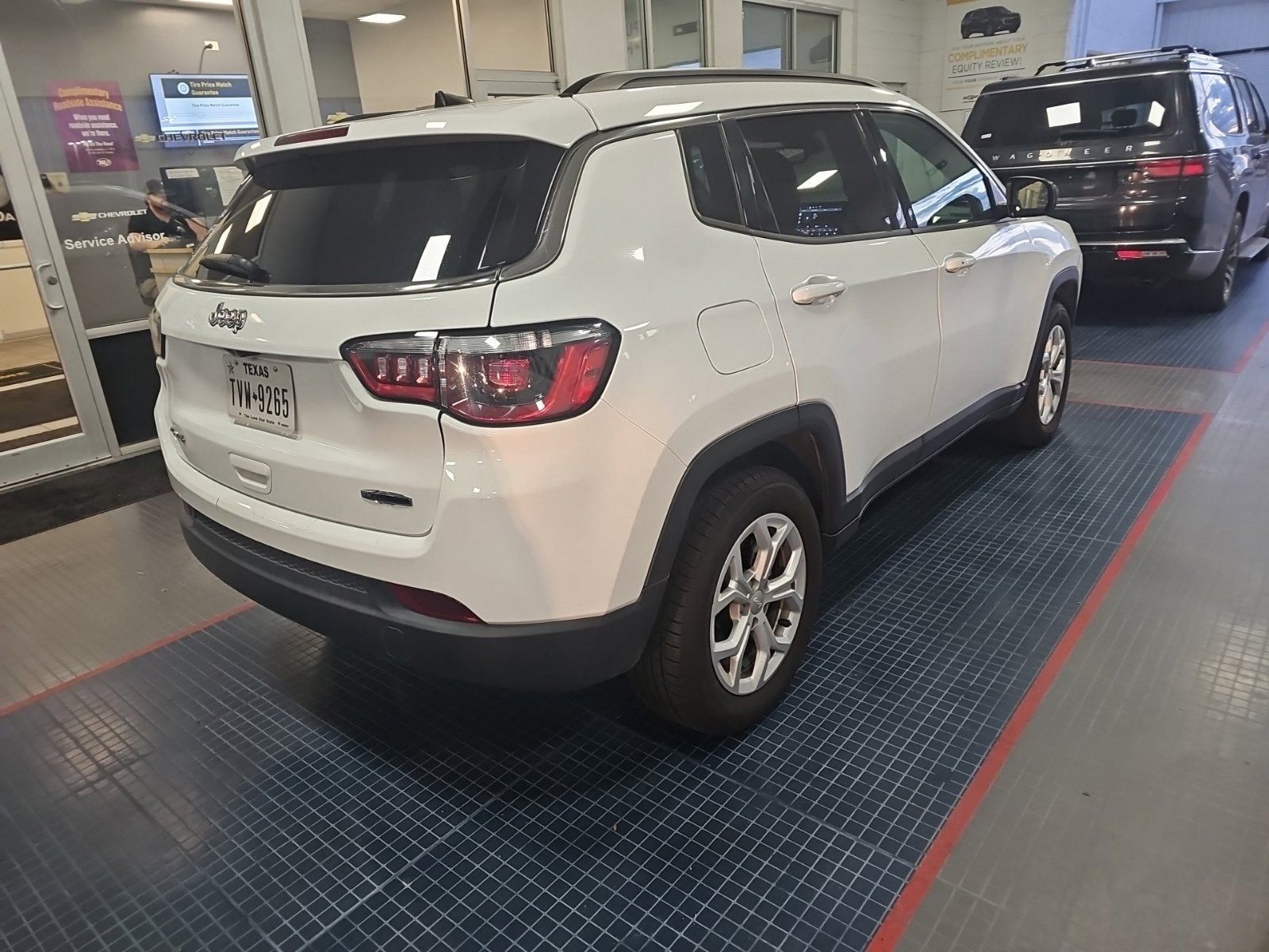 Used 2024 Jeep Compass Latitude AWD/4WD image 3