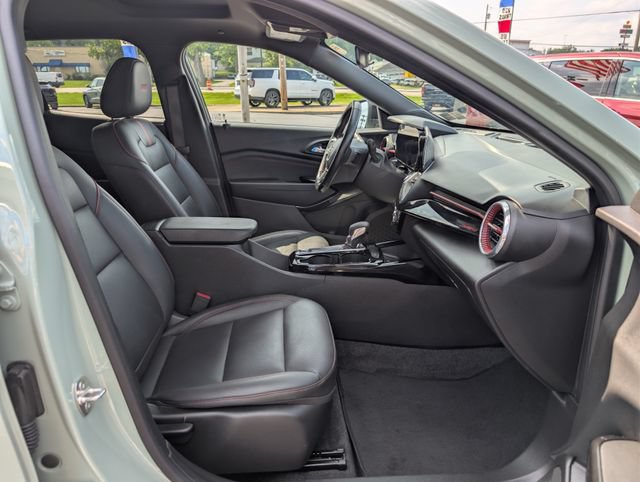 Used 2024 Chevrolet Trax RS w/ Sunroof Package FWD image 12