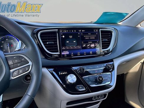 Used 2023 Chrysler Pacifica Touring-L FWD image 9