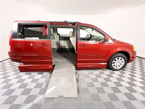 Used 2008 Chrysler Town & Country Touring image 26