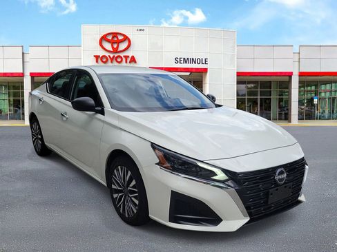 Used 2025 Nissan Altima 2.5 SV FWD image 2