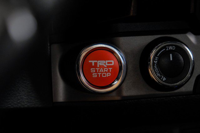 Used 2018 Toyota Tacoma TRD Off-Road w/ Technology Package AWD/4WD image 18