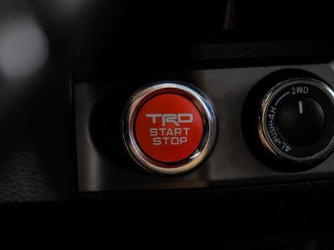 Used 2018 Toyota Tacoma TRD Off-Road w/ Technology Package AWD/4WD image 18