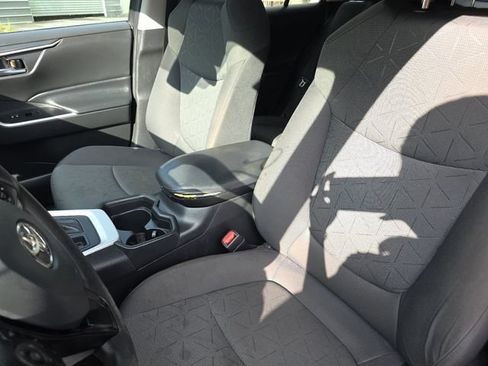 Used 2021 Toyota RAV4 XLE w/ Convenience Package FWD image 10
