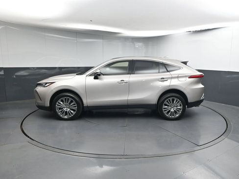 Used 2022 Toyota Venza Limited image 2
