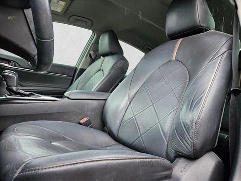 Used 2018 Toyota Camry XLE image 9