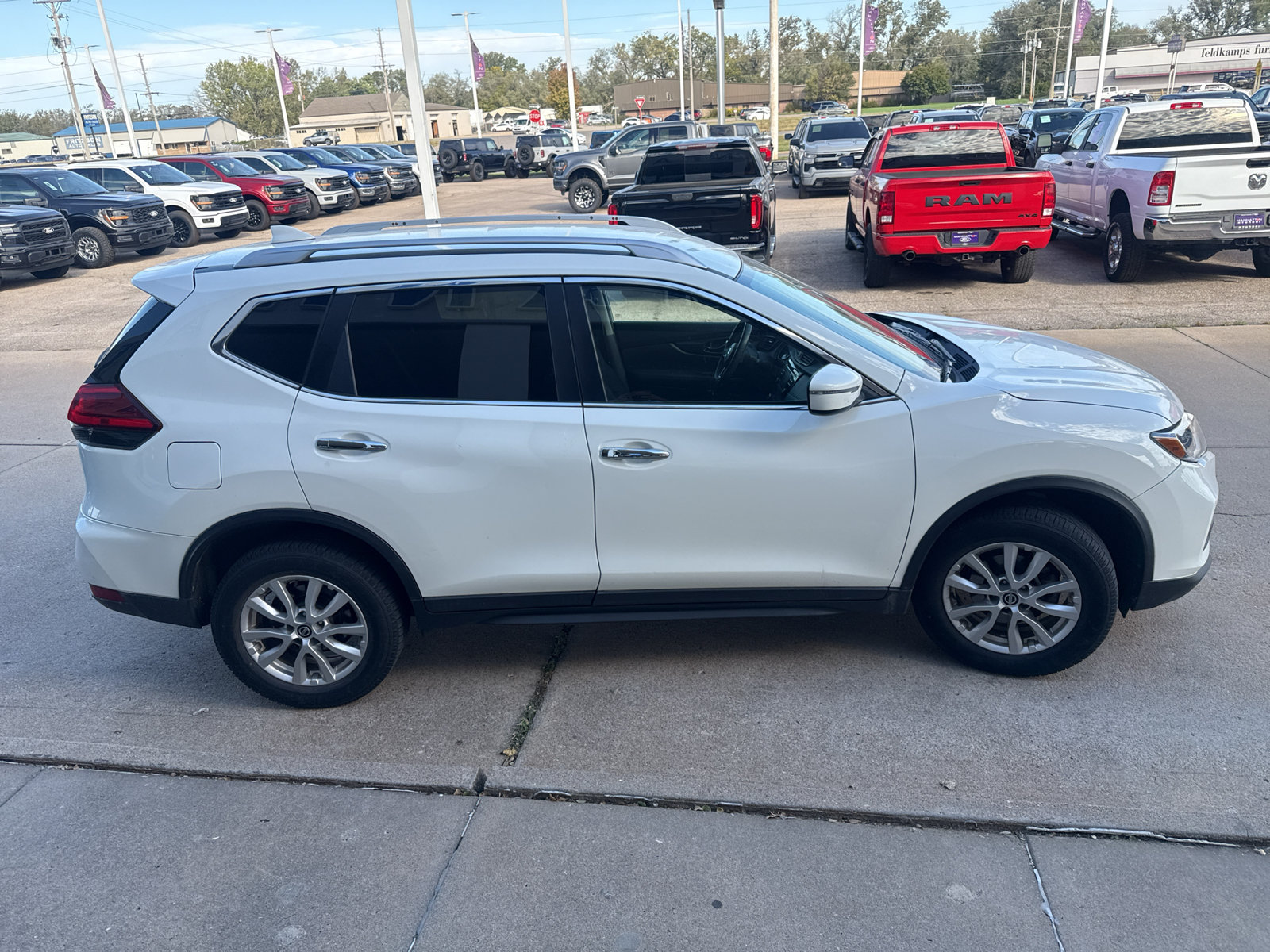 Used 2017 Nissan Rogue SV AWD/4WD image 5