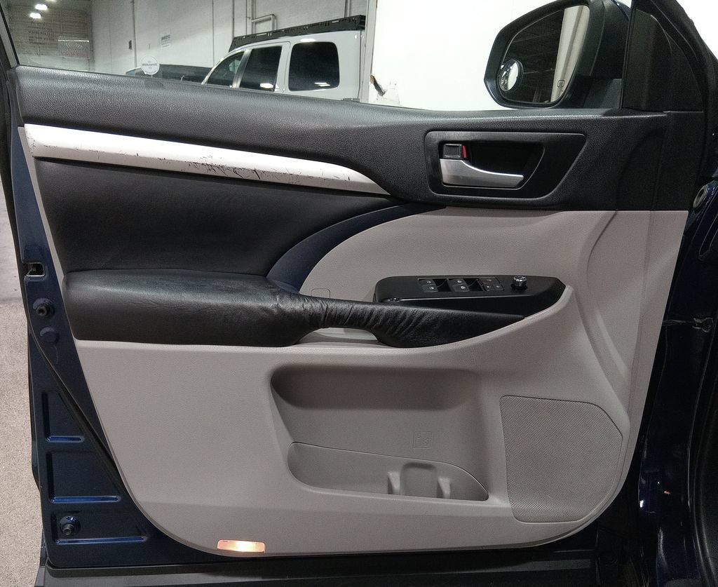 Used 2016 Toyota Highlander XLE AWD/4WD image 17